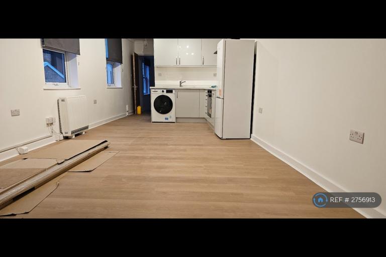 1 bedroom flat in Woolwich New Road, London, SE18 (1 bed) (#2756913)