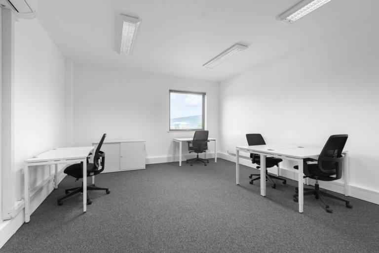 Ipswich - IP3 9BF \ Office Space for Rent with a 5-Desk Layout