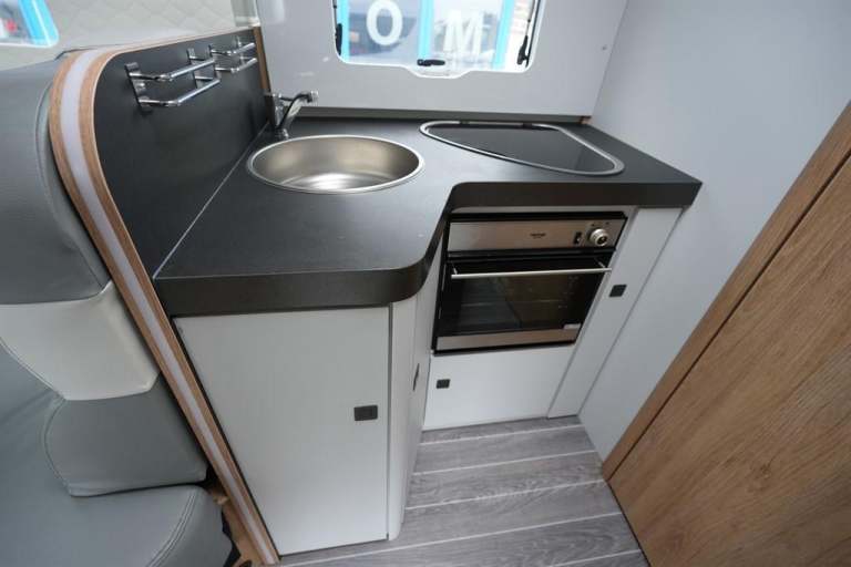 Roller Team T-Line 590 FIAT 4 BERTH 4 TRAVEL SEAT MOTORHOME