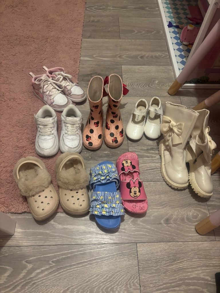 Girls clothes age 4-5 shoes 9 to 10 