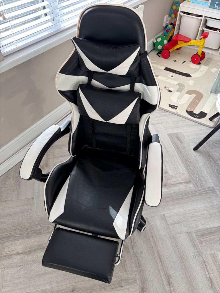 Gaming Chair with integrated Footstool
