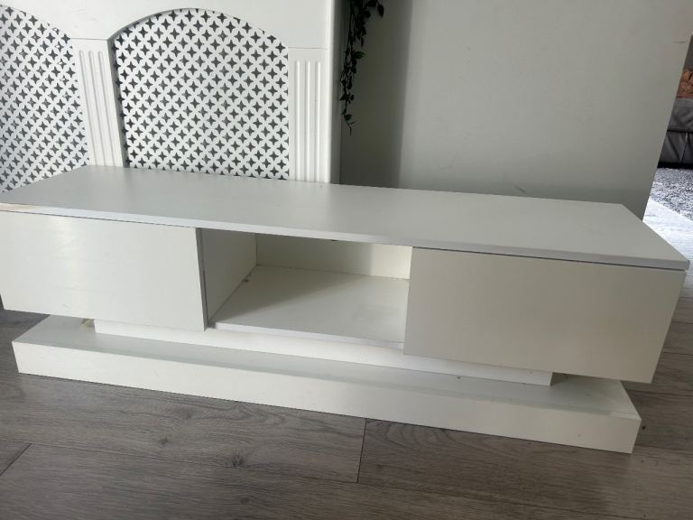 tv stand / table