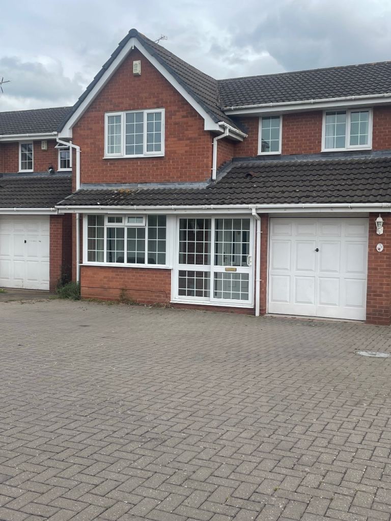 4 Bed detached property to rent - £1350