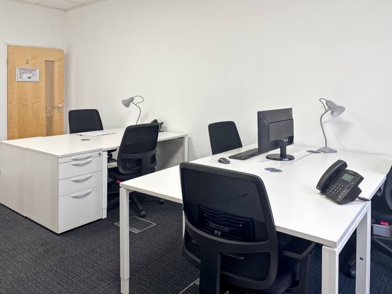 Birmingham - B90 8AG \ Office for Rent with Flexible Move-In Options 3 Workstations