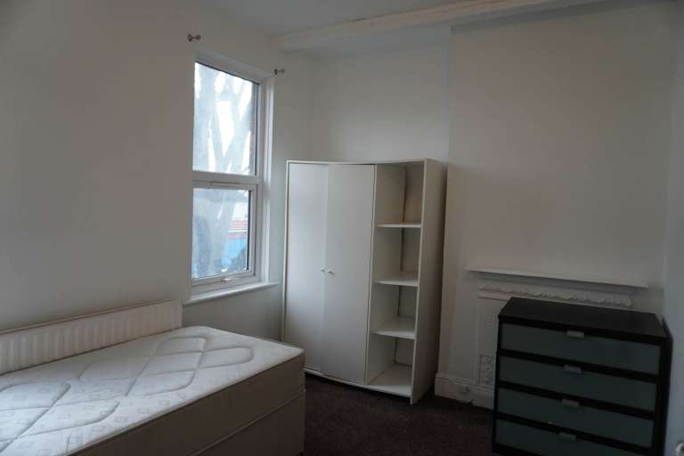 1 bedroom flat in Uxbridge Road, London