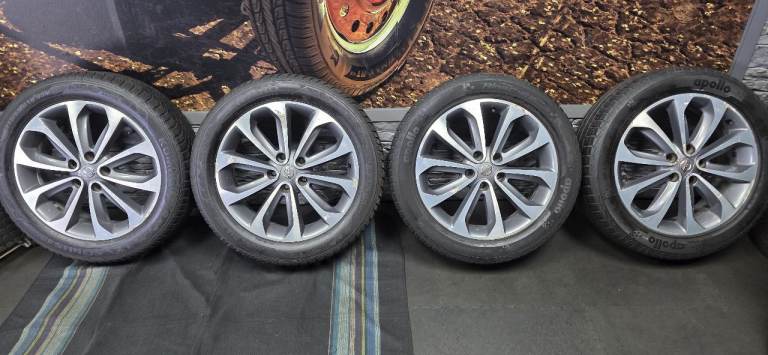 Nissan Genuine 18 alloy wheels + 4 x tyres 215 55 18 