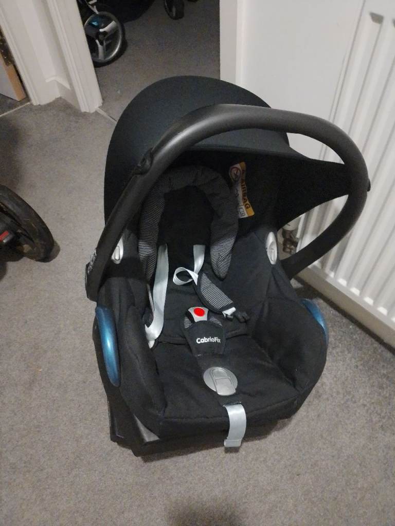 Maxi Cosi Cabriofix Car Seat with isofix  base - Black, Good Condition