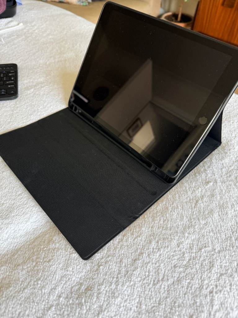 iPad (9th Gen) 64GB Wi-Fi + Protective Case
