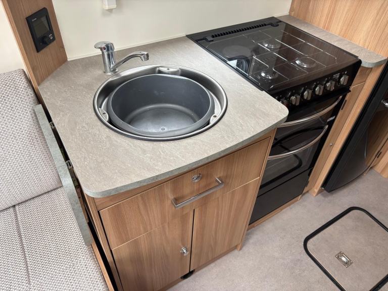 BAILEY PEGASUS GT70 GENOA - 2 BERTH CARAVAN WITH END WASHROOM AND MOTORMOVER