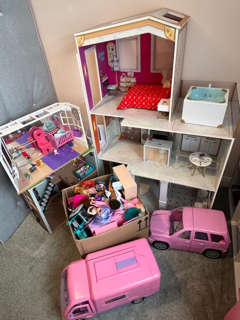 Bundle or sold separately Rainbow High dolls house 