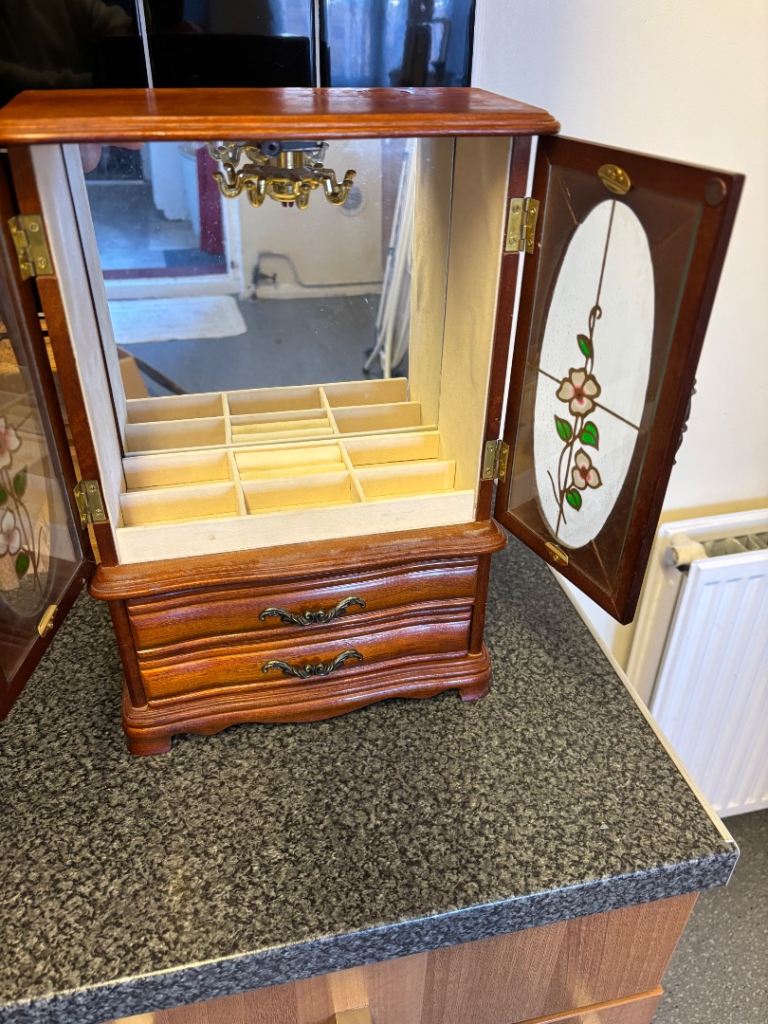 Jewellery cabinet/box