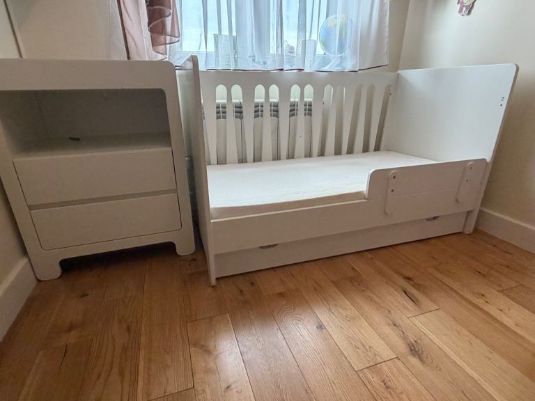 Convertible cot  bed and  chest of drawers set 