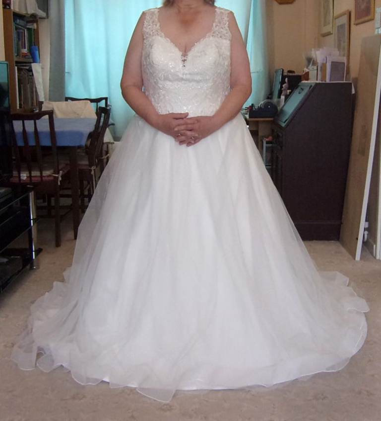 Wedding Ivory dress for sale size UK 18-20/22
