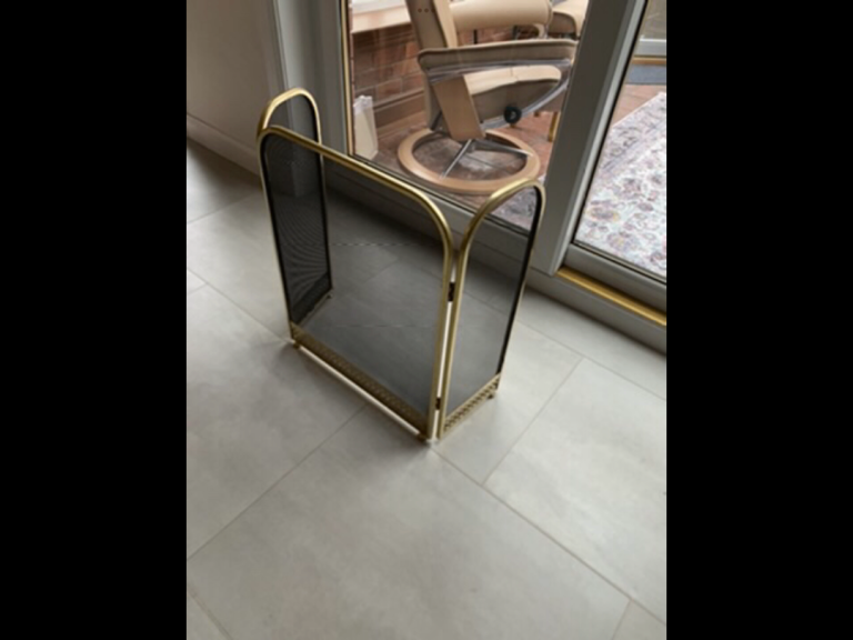 Free standing small fire guard