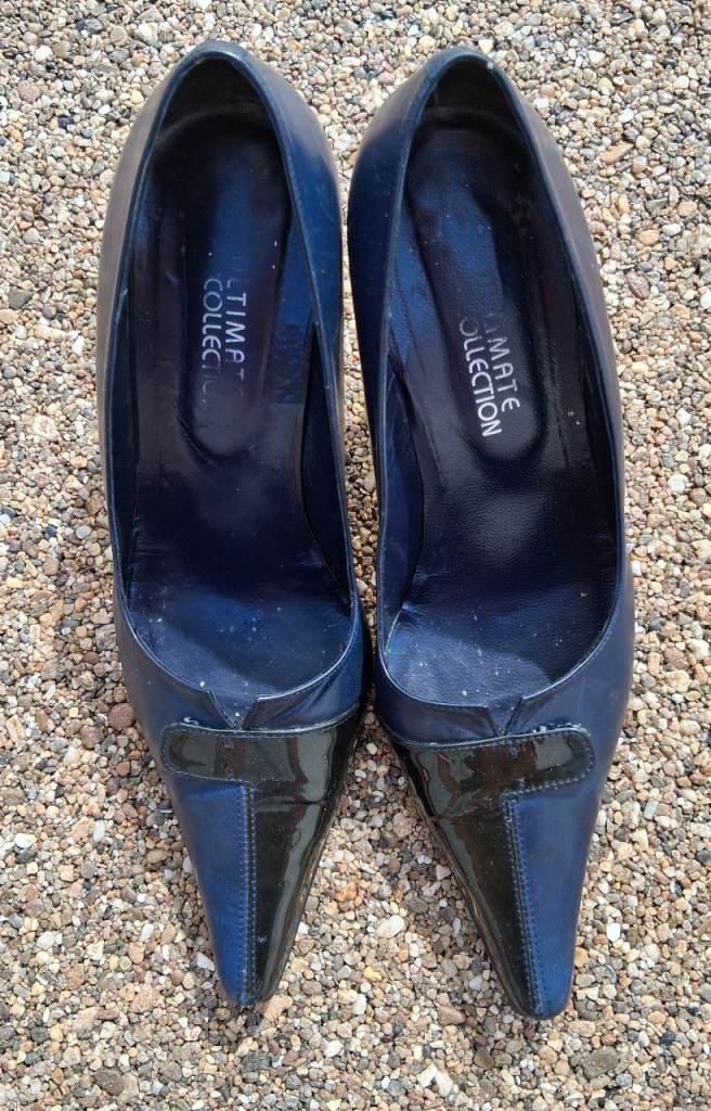 Shoes Ultimate Collection Navy Blue Leather Heels – Good Condition