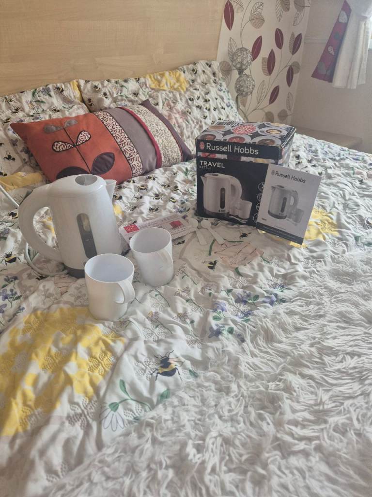 Russell Hobbs Travel Kettle with Cups – As Good As New