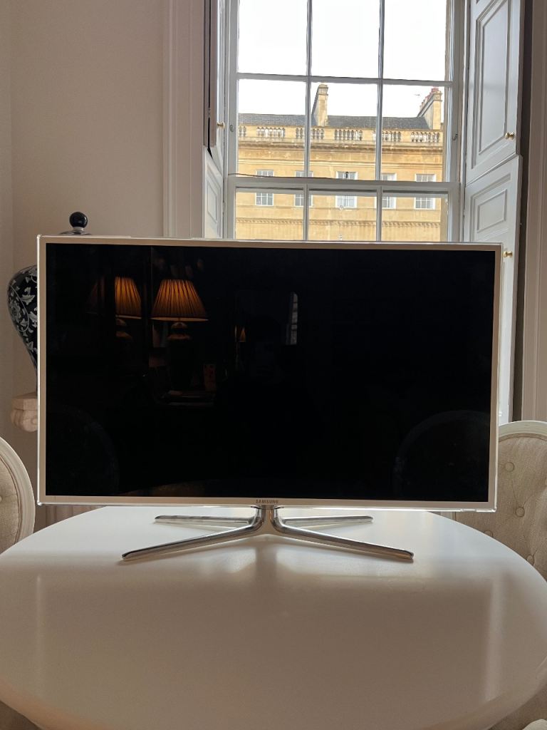 White Full HD LED Samsung Ultra Slim 3D TV 