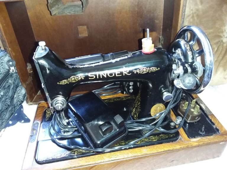 Vintage Singer Sewing Machine with Wooden Case – Good Condition
