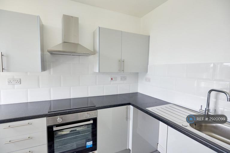 1 bedroom flat in Aberford Road, Leeds, LS25 (1 bed) (#2920099)