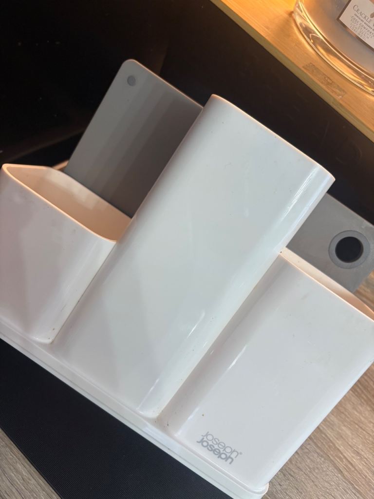 Joseph joseph board and utensil holder