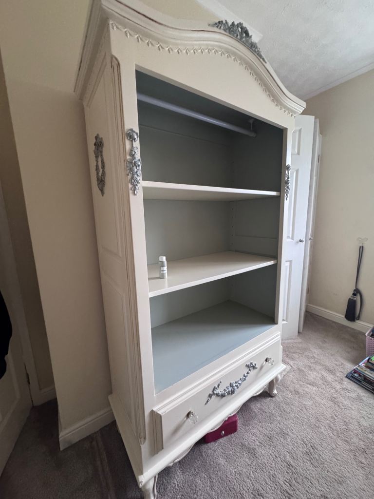 Beautiful bookcase/ wardrobe 