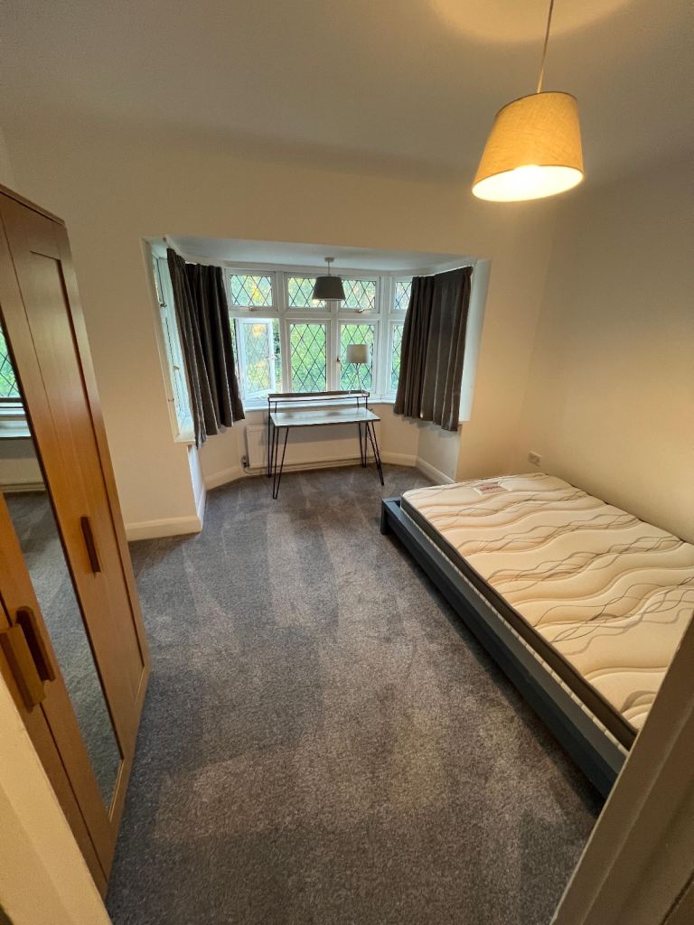 Large Double Room Available in Wallington 