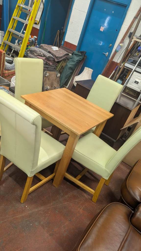 Oak dining table x4 chairs 