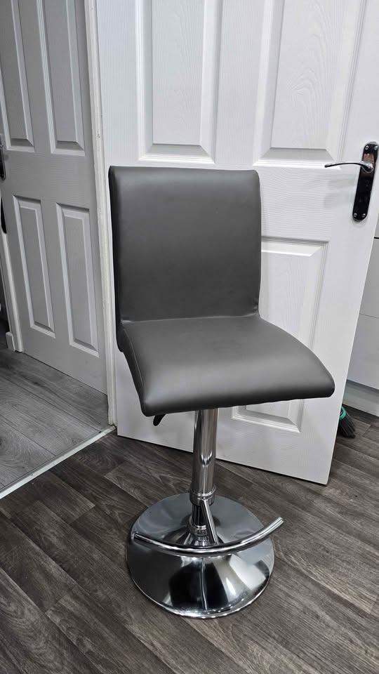 GREY LEATHER BAR STOOL WITH GAS STRUT HEIGHT FOOT REST BRAND NEW ASSEMBLED EXTREMELY HIGH QUALITY!