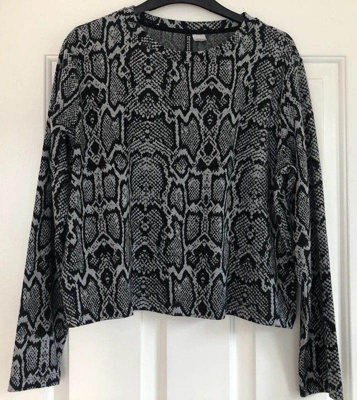 H&M Divided black/grey snakeskin print sweatshirt/top M VGC ONO