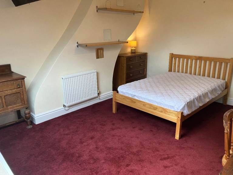 Room to rent in a secure quiet friendly house share for working people 