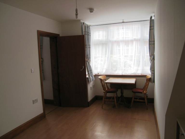 Bright, modern, ground floor studio in quiet residential road