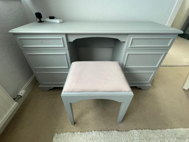 Good Condition Stag Minstrel Wooden Dressing Table with Stool
