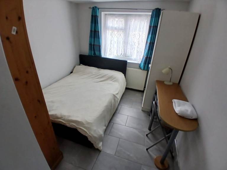 Spacious Double Room with ENSUITE Shower/Toilet and ALL BILLS INCLUDED Near EastCroydon Station