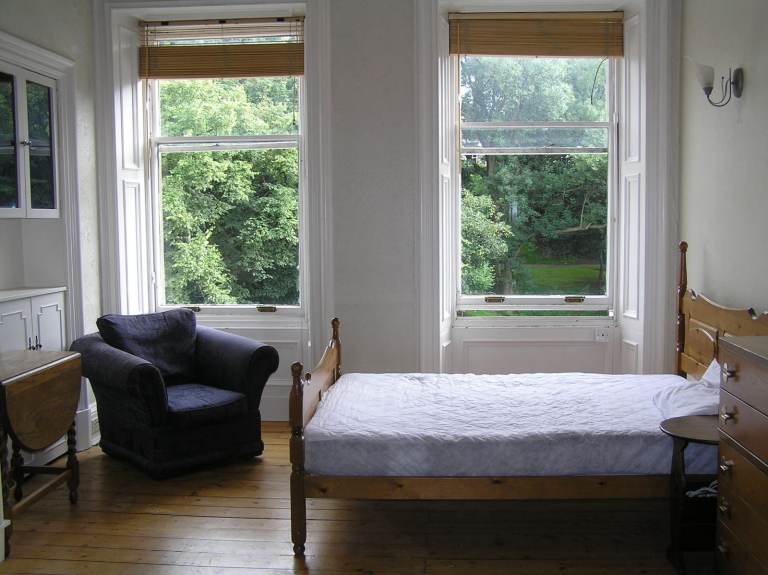 Spacious double room (single occupancy) in bright top floor flat Hillside/Abbeyhill £630pcm +bills