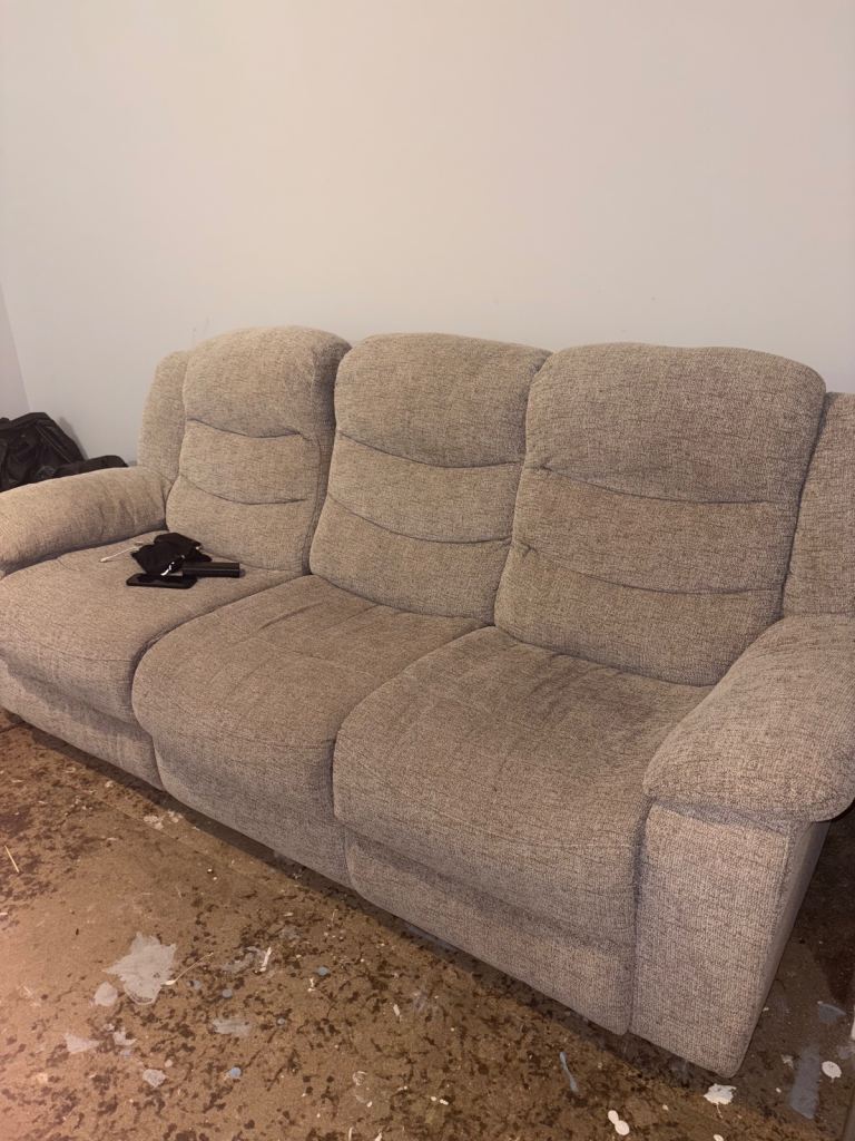3 seater and a 2 seater electric recliner couch 