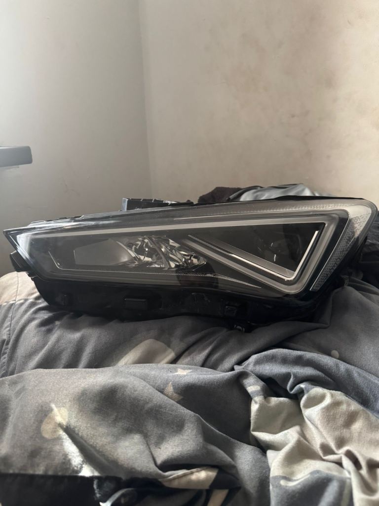 Seat Leon 2022 passenger headlight