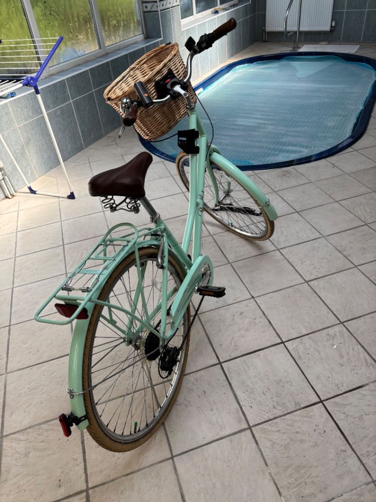 Victoria Pendleton Classic City Bike with Basket – Good Condition