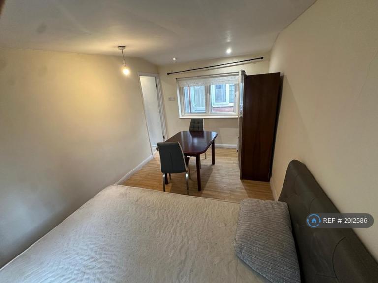 2 bedroom flat in Clayponds Avenue, Brentford, TW8 (2 bed) (#2912586)