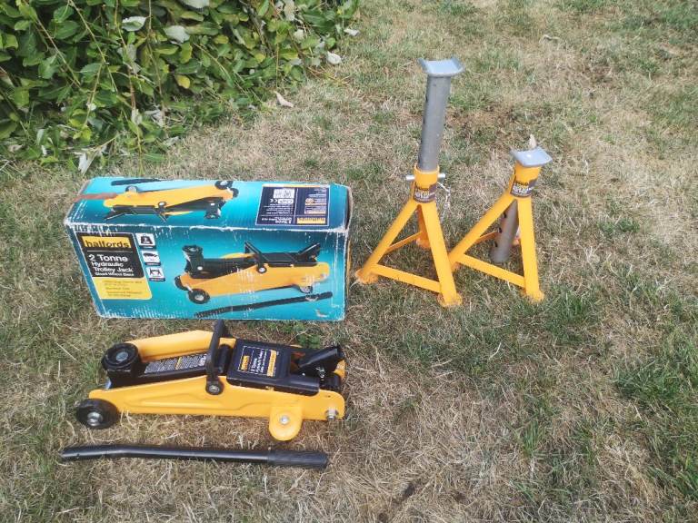 Halfords 3 Tonne Axle Stands And Halfords Car Trolley Jack 2 Tonne *Brand New*