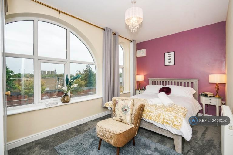 1 bedroom flat in Eccles Town Centre, Eccles, M30 (1 bed) (#2461052)