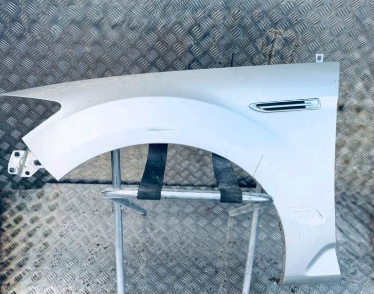 Ford mondeo mk4 front passenger side wing.