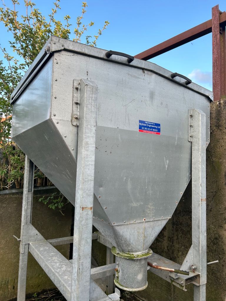 Half ton feed bin with expandable legsp
