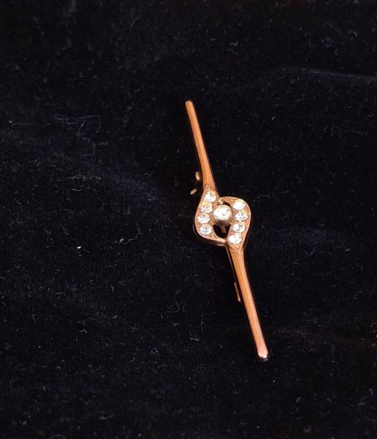 Lovely Gold Coloured Brooch with Clear Stones – Good Condition