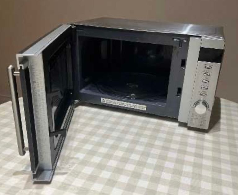 Samsung Microwave Oven – Silver, Good Condition