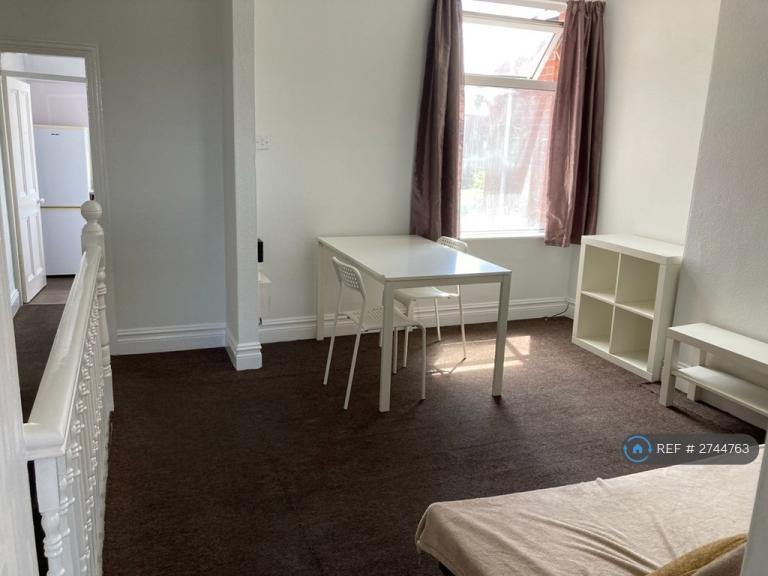 1 bedroom flat in Kingsland Avenue, Coventry, CV5 (1 bed) (#2744763)