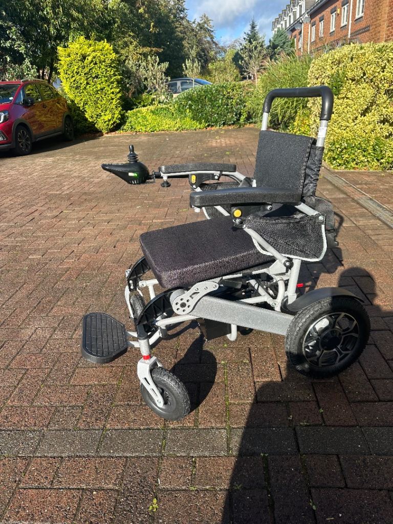 Auto folding electric wheelchair 