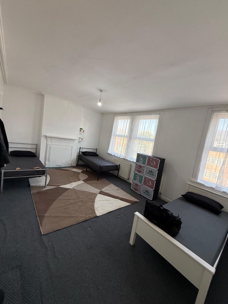 3 Sharing room - 3 girls