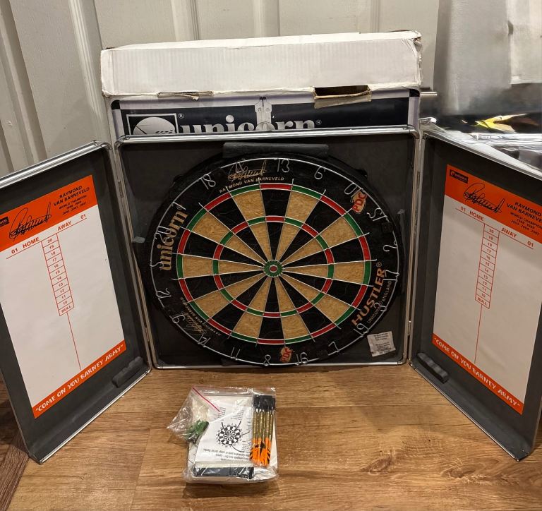Unicorn Teknik Dart Board Aluminium Cabinet Hustler Darts Set
