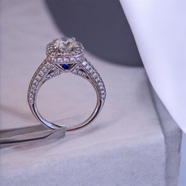 Stunning Vera Wang Halo Diamond Engagement Ring 18K 1.70ct Cost £8999