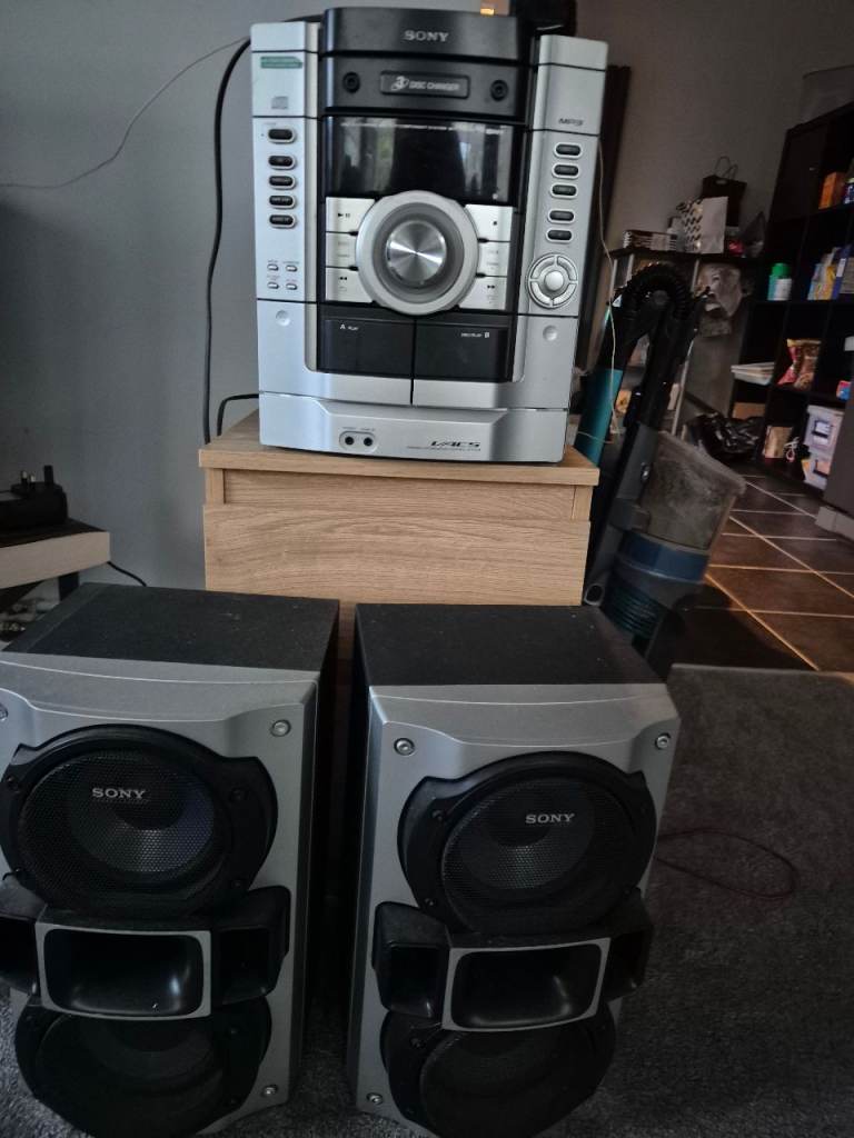 Sony 3 disc changer stereo (2 speakers)